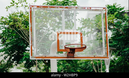 Outdoor Basketball in einem öffentlichen Park. Stockfoto