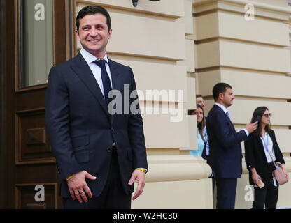 Kiew, Ukraine. 8. Juli, 2019. Präsident der Ukraine Volodymyr Zelenskiy erfüllt seine Amtskollegen vor dem Gipfel in Kiew, Ukraine, 8. Juli 2019. Das 21. Gipfeltreffen EU-Ukraine findet in Kiew mit Besuch des Präsidenten des Europäischen Rates und der Europäischen Kommission. Credit: sergii Kharchenko/ZUMA Draht/Alamy leben Nachrichten Stockfoto
