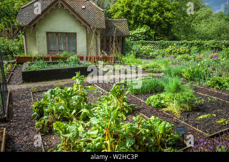 London, St James's Park, Großbritannien, 9. Mai 2019: Duck Island Cottage mit Gemüsegarten im St James's Park, London, UK Stockfoto