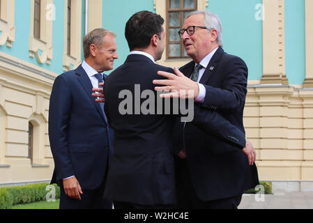 Kiew, Ukraine. 8. Juli, 2019. Präsident der Ukraine Volodymyr Zelenskiy (C) und Präsident des Europäischen Rates Donald Tusk (L) Treffen der Präsident der Europäischen Kommission, Jean-Claude Juncker (R) der vor dem Gipfel in Kiew, Ukraine, 8. Juli 2019. Das 21. Gipfeltreffen EU-Ukraine findet in Kiew mit Besuch des Präsidenten des Europäischen Rates und der Europäischen Kommission. Credit: sergii Kharchenko/ZUMA Draht/Alamy leben Nachrichten Stockfoto