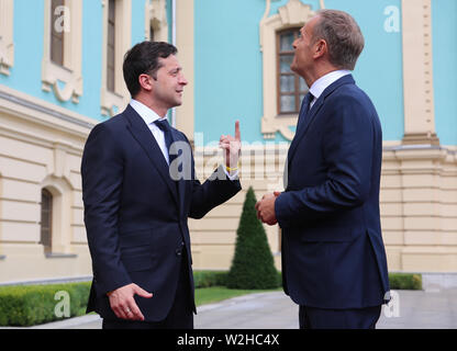 Kiew, Ukraine. 8. Juli, 2019. Präsident der Ukraine Volodymyr Zelenskiy trifft der Präsident des Europäischen Rates Donald Tusk vor dem Gipfel in Kiew, Ukraine, 8. Juli 2019. Das 21. Gipfeltreffen EU-Ukraine findet in Kiew mit Besuch des Präsidenten des Europäischen Rates und der Europäischen Kommission. Credit: sergii Kharchenko/ZUMA Draht/Alamy leben Nachrichten Stockfoto