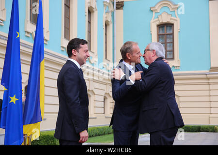 Kiew, Ukraine. 8. Juli, 2019. Präsident der Ukraine Volodymyr Zelenskiy (L) und Präsident des Europäischen Rates Donald Tusk (C) gerecht zu werden, der Präsident der Europäischen Kommission, Jean-Claude Juncker (R) der vor dem Gipfel in Kiew, Ukraine, 8. Juli 2019. Das 21. Gipfeltreffen EU-Ukraine findet in Kiew mit Besuch des Präsidenten des Europäischen Rates und der Europäischen Kommission. Credit: sergii Kharchenko/ZUMA Draht/Alamy leben Nachrichten Stockfoto
