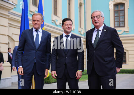 Kiew, Ukraine. 8. Juli, 2019. Präsident der Ukraine Volodymyr Zelenskiy (C), der Präsident des Europäischen Rates Donald Tusk (L) und des Präsidenten der Europäischen Kommission, Jean-Claude Juncker (R) posieren für ein Foto vor dem Gipfel in Kiew, Ukraine, 8. Juli 2019. Das 21. Gipfeltreffen EU-Ukraine findet in Kiew mit Besuch des Präsidenten des Europäischen Rates und der Europäischen Kommission. Credit: sergii Kharchenko/ZUMA Draht/Alamy leben Nachrichten Stockfoto