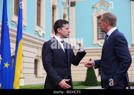 Kiew, Ukraine. 8. Juli, 2019. Präsident der Ukraine Volodymyr Zelenskiy trifft der Präsident des Europäischen Rates Donald Tusk vor dem Gipfel in Kiew, Ukraine, 8. Juli 2019. Das 21. Gipfeltreffen EU-Ukraine findet in Kiew mit Besuch des Präsidenten des Europäischen Rates und der Europäischen Kommission. Credit: sergii Kharchenko/ZUMA Draht/Alamy leben Nachrichten Stockfoto