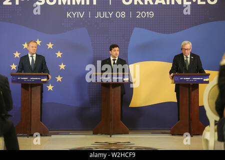 Kiew, Ukraine. 8. Juli, 2019. Präsident der Ukraine Volodymyr Zelenskiy (C), der Präsident des Europäischen Rates Donald Tusk (R) und des Präsidenten der Europäischen Kommission, Jean-Claude Juncker (L) eine Erklärung während des Gipfels in Kiew, Ukraine, 8. Juli 2019. Das 21. Gipfeltreffen EU-Ukraine findet in Kiew mit Besuch des Präsidenten des Europäischen Rates und der Europäischen Kommission. Credit: sergii Kharchenko/ZUMA Draht/Alamy leben Nachrichten Stockfoto