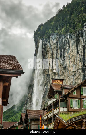 Lauterbrunnen Stadt mit Wasserfall Hintergrund Stockfoto