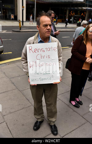 Labour Party HQ, London, UK. 9. Juli 2019. Eine Gruppe von Unterstützern des gefederten Labour MP Chris Williamson Lobby außerhalb Arbeit HQ als NEC seinen Fall diskutieren. Quelle: Matthew Chattle/Alamy leben Nachrichten Stockfoto