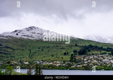 Die schneebedeckten Berge am Ufer des Lake Wakatipu in der Nähe von Queensland, South Island, Neuseeland Stockfoto