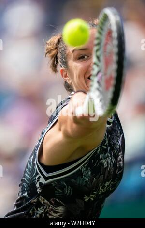 Maria Sakkari Griechenlands auf Hochtouren spielen Rückhand gegen Johanna Konta der GBR auf die Natur Tal Internationale 2019, Devonshire Park, Eastbourne Stockfoto