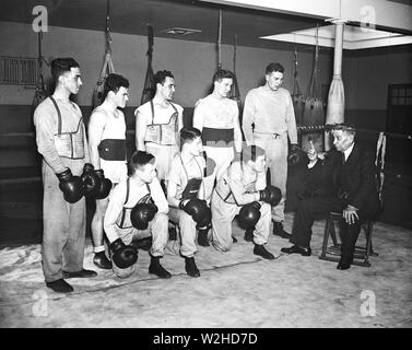 Man sprach mit einer Gruppe von Boxer in einem Boxing Gym, möglicherweise ein Trainer kann. 1936 Stockfoto