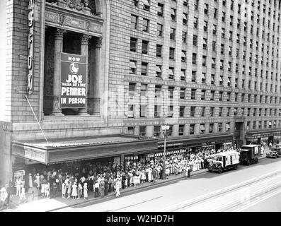 Fox Theater: Joe 'Wanna eine Ente 'Joe Penner in Person kaufen. Washington, D.C., Ca. Juni 1934 Stockfoto