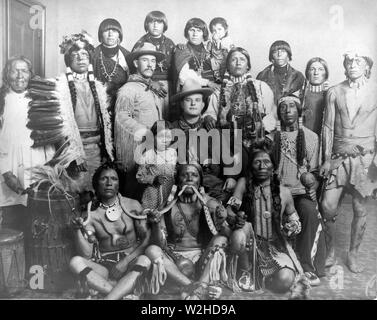 Edward S. Curtis Native American Indians - Gruppe der Pueblo Indianer, drei Männer, die in der Holding Schlangen, zwei kaukasischen Männern in der Mitte Ca. 1905 Stockfoto