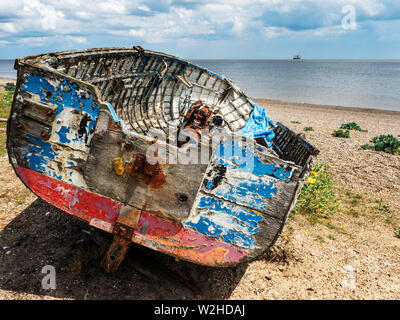 Verfallene Fischerboot auf der Kiesstrand in Sizewell Suffolk England Stockfoto