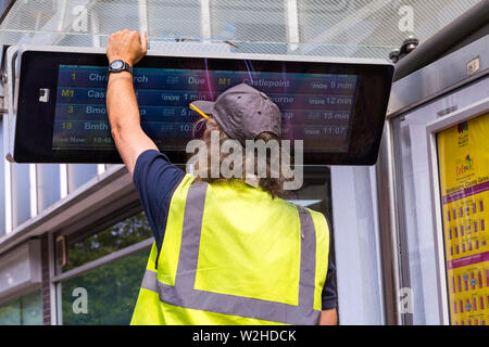 Ingenieur Überprüfung, Reparatur, RTPI Anzeige unterzeichnen, Echtzeit, Fahrgastinformation, elektronische digitale Daten unterzeichnen, in der Wartehalle in Bournemouth Stockfoto