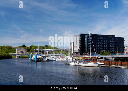 Der Wohnblock neben Fluss Ely, Cardiff Bay, South Wales. Stockfoto