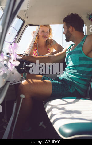 Mann im Wohnmobil im Gespräch mit Frau, während Frau außerhalb des Wagens Stockfoto