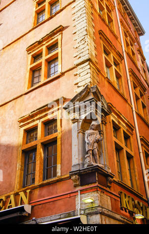 Statue auf das Haus in der Rue Saint-Jean auf Altstadt in Lyon, Frankreich. Stockfoto