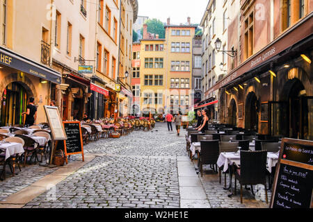 Restaurants in der Rue Saint-Jean in Lyon Altstadt, Auvergne-Rh ône-Alpes, Frankreich. Stockfoto