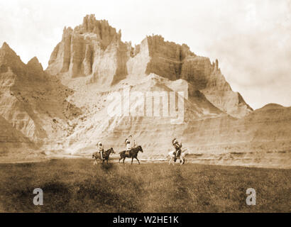 Edward S. Curtis Indianer - die Schlechten Grundstücke betreten. Drei Sioux Indianer auf dem Pferd Ca. 1905 Stockfoto