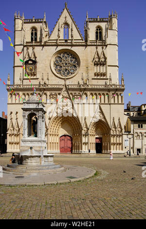 Frontansicht von St. Johannes der Täufer Kathedrale in Lyon Altstadt, Auvergne-Rh ône-Alpes, Frankreich. Stockfoto