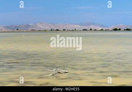 Alikes See mit Kalymnos und Pserimos Inseln in der Ferne, Tingaki, Kos, Dodekanes, Griechenland. Stockfoto