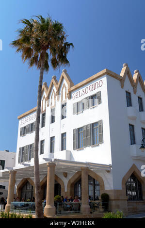 Das Albergo Gebäude im Jahre 1928 von den Italienern gebaut, es hat jetzt restauriert und ist ein Hotel, Kos Stadt, Kos, Docecanese Inseln, Griechenland. Stockfoto