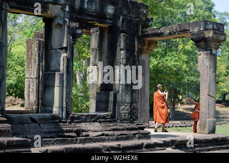 Kambodschanischen Mönche in Angkor Wat Tempel in Kambodscha spielen mit ihren Handys. Stockfoto