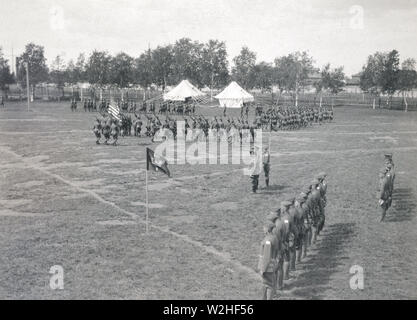 Farben und Erste Battalion, 310Th Ingenieure, die in der Überprüfung vor Gen. Ironsides, Britischen, Kommandierender General der Alliierten Kräfte,Russland; Brig. Gen. W.P. Richardson, USA Russland Solombola Ca. 6/20/1919 Stockfoto