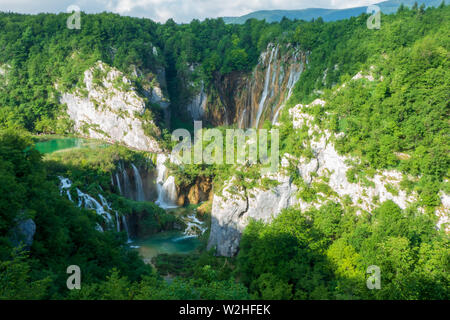 Malerische Ansicht des Veliki Slap, der große Wasserfall im Nationalpark Plitvicer Seen in Kroatien Stockfoto