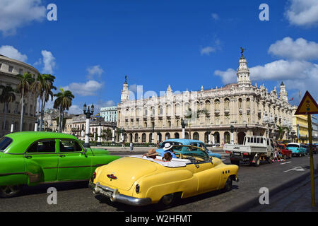 Kuba, Havanna, 10. Februar 2018: Antike Autos in den Straßen von Havanna im Jahr 2018 Stockfoto