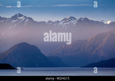 Manapouri See- und Berglandschaft, Fiordland National Park, South Island, Neuseeland Stockfoto