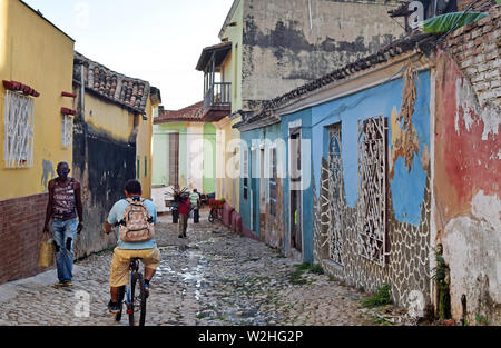 Kuba, Havanna, 16. Februar 2018: die Menschen zu Fuß auf den schlechten Straßen in Havanna, Kuba Stockfoto