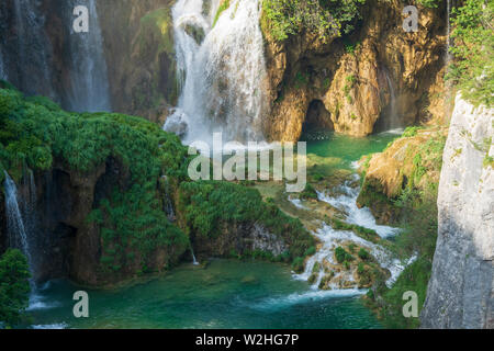 Reines, frisches Wasser nach unten kaskadieren der Felswand unterhalb der Veliki Slap, der große Wasserfall im Nationalpark Plitvicer Seen in Kroatien Stockfoto