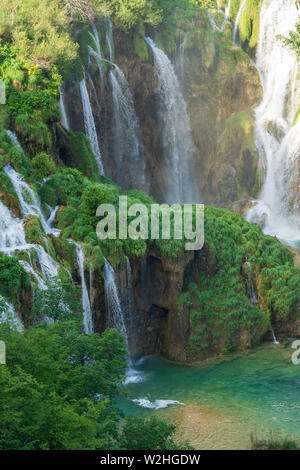 Reines, frisches Wasser nach unten kaskadieren der Felswand unterhalb der Veliki Slap, der große Wasserfall im Nationalpark Plitvicer Seen in Kroatien Stockfoto