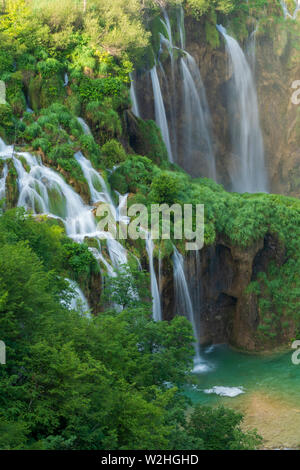 Reines, frisches Wasser nach unten kaskadieren der Felswand unterhalb der Veliki Slap, der große Wasserfall im Nationalpark Plitvicer Seen in Kroatien Stockfoto