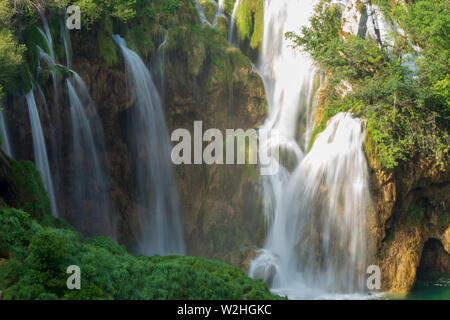 Reines, frisches Wasser nach unten kaskadieren der Felswand unterhalb der Veliki Slap, der große Wasserfall im Nationalpark Plitvicer Seen in Kroatien Stockfoto