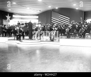 Dieses Foto zeigt einen Teil der US Navy Band 95-teilig Symphony Orchestra zum ersten Mal. Dieses Orchester unter der Leitung von Leutnant Charles Veder, wird ihr erstes Konzert im Navy Yard Sail Loft Dienstag Nacht geben (11/26/35) - Foto genommen 11/25/1935 Stockfoto