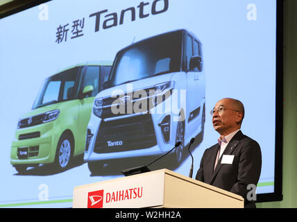 Tokio, Japan. 9. Juli 2019. Der japanische Autohersteller Daihatsu Präsident Soichiro Okudaira führt kleine Wagen des Unternehmens "Tanto" in Tokio am Dienstag, 9. Juli 2019. Tanto hat die neue Plattform namens Daihatsu neue globale Architektur (DNGA) mit einer Wirtschaft, die effiziente 660 ccm Motor und einen hohen wagenkasten. Credit: Yoshio Tsunoda/LBA/Alamy leben Nachrichten Stockfoto