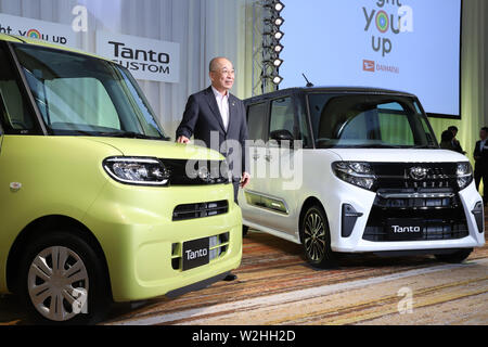 Tokio, Japan. 9. Juli 2019. Der japanische Autohersteller Daihatsu Präsident Soichiro Okudaira führt kleine Wagen des Unternehmens "Tanto" in Tokio am Dienstag, 9. Juli 2019. Tanto hat die neue Plattform namens Daihatsu neue globale Architektur (DNGA) mit einer Wirtschaft, die effiziente 660 ccm Motor und einen hohen wagenkasten. Credit: Yoshio Tsunoda/LBA/Alamy leben Nachrichten Stockfoto