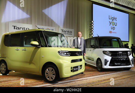 Tokio, Japan. 9. Juli 2019. Der japanische Autohersteller Daihatsu Präsident Soichiro Okudaira führt kleine Wagen des Unternehmens "Tanto" in Tokio am Dienstag, 9. Juli 2019. Tanto hat die neue Plattform namens Daihatsu neue globale Architektur (DNGA) mit einer Wirtschaft, die effiziente 660 ccm Motor und einen hohen wagenkasten. Credit: Yoshio Tsunoda/LBA/Alamy leben Nachrichten Stockfoto