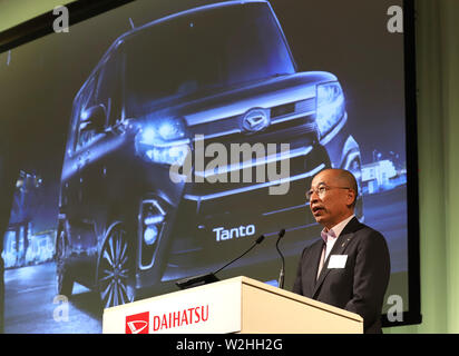 Tokio, Japan. 9. Juli 2019. Der japanische Autohersteller Daihatsu Präsident Soichiro Okudaira führt kleine Wagen des Unternehmens "Tanto" in Tokio am Dienstag, 9. Juli 2019. Tanto hat die neue Plattform namens Daihatsu neue globale Architektur (DNGA) mit einer Wirtschaft, die effiziente 660 ccm Motor und einen hohen wagenkasten. Credit: Yoshio Tsunoda/LBA/Alamy leben Nachrichten Stockfoto