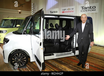 Tokio, Japan. 9. Juli 2019. Der japanische Autohersteller Daihatsu Präsident Soichiro Okudaira führt kleine Wagen des Unternehmens "Tanto" in Tokio am Dienstag, 9. Juli 2019. Tanto hat die neue Plattform namens Daihatsu neue globale Architektur (DNGA) mit einer Wirtschaft, die effiziente 660 ccm Motor und einen hohen wagenkasten. Credit: Yoshio Tsunoda/LBA/Alamy leben Nachrichten Stockfoto