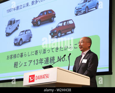 Tokio, Japan. 9. Juli 2019. Der japanische Autohersteller Daihatsu Präsident Soichiro Okudaira führt kleine Wagen des Unternehmens "Tanto" in Tokio am Dienstag, 9. Juli 2019. Tanto hat die neue Plattform namens Daihatsu neue globale Architektur (DNGA) mit einer Wirtschaft, die effiziente 660 ccm Motor und einen hohen wagenkasten. Credit: Yoshio Tsunoda/LBA/Alamy leben Nachrichten Stockfoto