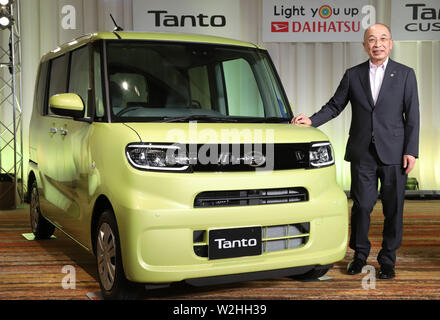 Tokio, Japan. 9. Juli 2019. Der japanische Autohersteller Daihatsu Präsident Soichiro Okudaira führt kleine Wagen des Unternehmens "Tanto" in Tokio am Dienstag, 9. Juli 2019. Tanto hat die neue Plattform namens Daihatsu neue globale Architektur (DNGA) mit einer Wirtschaft, die effiziente 660 ccm Motor und einen hohen wagenkasten. Credit: Yoshio Tsunoda/LBA/Alamy leben Nachrichten Stockfoto