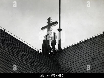 Ein Kreuz aus Licht scheint durch die Weihnachtszeit vom Dach der 3 Ard amerikanische Hauptquartier in Koblenz, Deutschland Ca. 1918-1919 Stockfoto