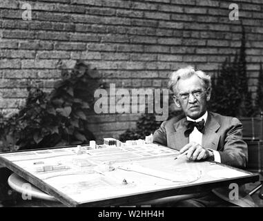 Mann in bowtie mit Stadt layout Modell Ca. 1935 Stockfoto