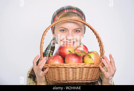 Mädchen Gärtner rustikalen Stil halten Apple weißer Hintergrund. Gesundheit und Vitamin Ernährung. Perfekte Apple. Lebensmittelgeschäft. Start apple Diät. Frau mag Natürliche Früchte. Landwirt Gärtner Apfelernte. Stockfoto