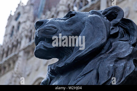 Budapest, Ungarn - 28. Mai 2019: Statue lion bewachen das Parlament Stockfoto