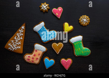 Handgefertigte festliche Lebkuchen Kekse in Form von Sternen, Schneeflocken, Menschen, Socken, Personal, Fäustlinge, Weihnachtsbäume, Herz für Weihnachten und Neujahr ho Stockfoto