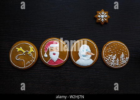 Handgefertigte festliche Lebkuchen Kekse in Form von Sternen, Schneeflocken, Menschen, Socken, Personal, Fäustlinge, Weihnachtsbäume, Herz für Weihnachten und Neujahr ho Stockfoto